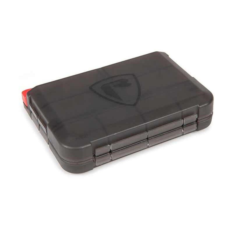 Caja de accesorios mediana Fox Rage, ideal para organizar artículos de pesca de manera segura y accesible.
