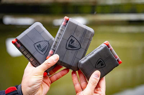 Caja de accesorios Fox Rage Mediana Completa, ideal para organizar anzuelos y clips de pesca.