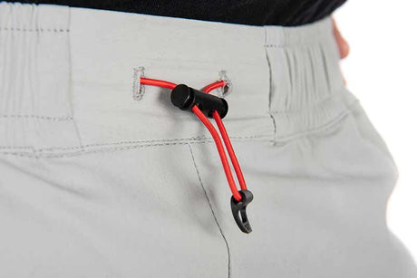 Cierre con cordón ajustable en la cintura de pantalón corto gris Fox Rage Lightweight para pesca.