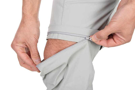 Pantalón desmontable Fox Rage gris claro con cierre de cremallera, ideal para pesca de bass y clima caluroso.