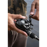 Carrete Zebco Demonic All Black Baitcaster 150 LHW - Tienda Bass